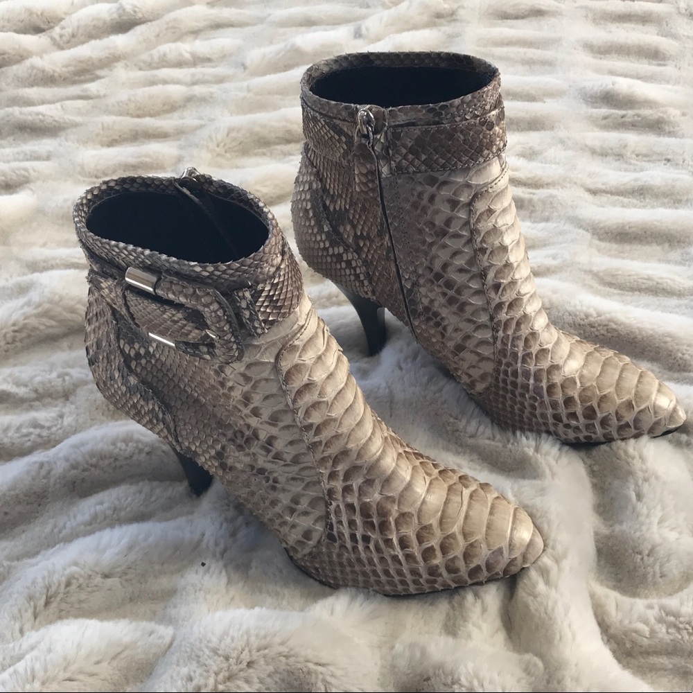 NWT Gorgeous Burberry heeled boots- never worn